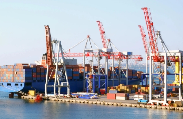 美國(guó)是全球大經(jīng)濟(jì)體之一，貨代行業(yè)在繁榮的國(guó)際貿(mào)易中扮演重要角色